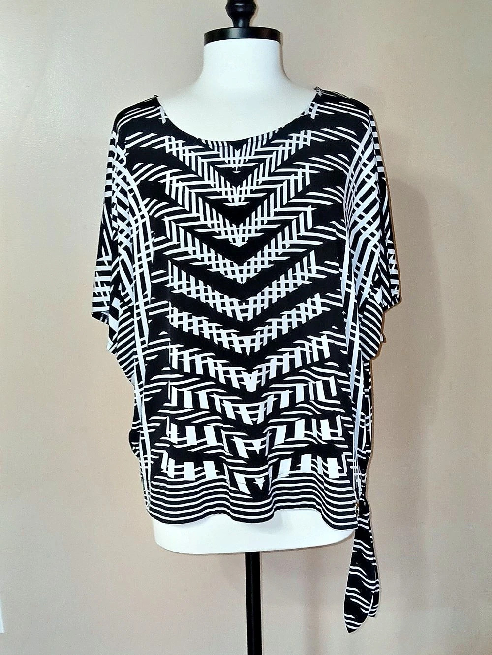 Geometric Tie-Side Tunic in Black & White Like New